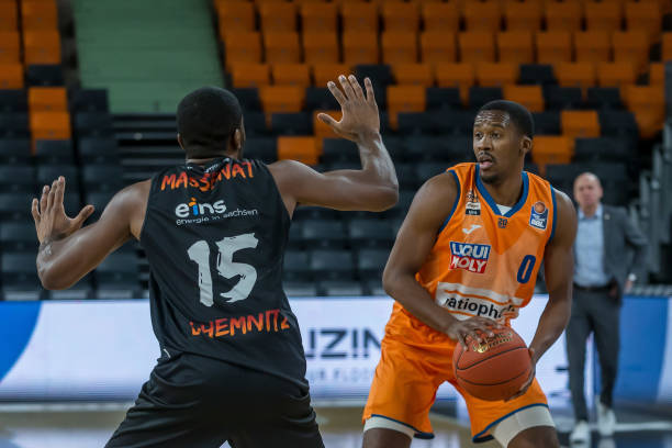 使得他在比 使得他在比